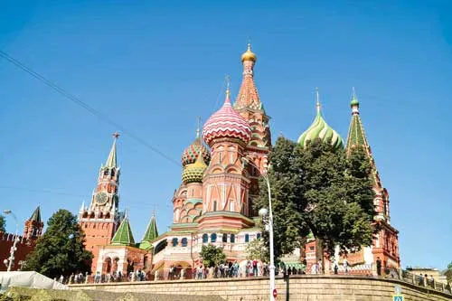 Tổ hợp công trình Nhà thờ chánh tòa thánh Basil và Điện Kremli. Đội vệ binh tại đài “Ngọn lửa vĩnh cửu” - nơi tưởng niệm những người lính vệ quốc hy sinh. Tượng Nguyên soái Giucốp – biểu tượng sức mạnh quân sự của nước Nga. Chuông Vua. Vườn hoa trong Điện Kremli. Khẩu Đại bác vua. Du khách đông đảo tham quan Quảng trường Đỏ. Lưu niệm bên Quảng trường Đỏ. Đội nhạc do học sinh biểu diễn. Khách tham quan Bảo tàng lịch sử Nga.