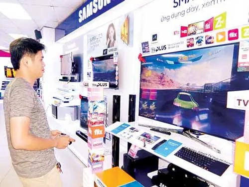 Người dân tìm hiểu dòng tivi có tính năng tích hợp để xem được truyền hình công nghệ số mặt đất mà không cần set-top-box. Người dân tìm hiểu dòng tivi có tính năng tích hợp để xem được truyền hình công nghệ số mặt đất mà không cần set-top-box.