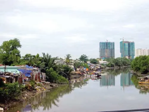 Nhà trên, ven kênh rạch trên địa bàn quận 8. Nhà trên, ven kênh rạch trên địa bàn quận 8.