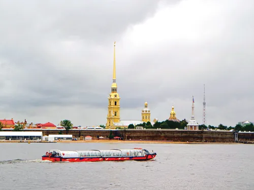 Nhà thờ - pháo đài Petro-Pavlov, công trình đầu tiên được xây dựng bên dòng Neva. Một tuyệt tác tranh ghép kính tại lâu đài cổ. Ngọn hải đăng cổ kính nhìn ra biển Baltic. Chật ních du khách tham quan Viện bảo tàng. Một góc cố đô xưa. Bảo tàng Chiến hạm Rạng Đông - con tàu đã nổ phát súng kết liễu chế độ Sa hoàng. Hàng lưu niệm Nga tại điểm tham quan. Tượng tướng Kutudov - người chiến thắng quân xâm lược Napoléon. Mái vòm nhà thờ Thánh Isaac mạ 100kg vàng nguyên chất. Hoàng hôn trên phố cổ. Nhà thờ - pháo đài Petro-Pavlov, công trình đầu tiên được xây dựng bên dòng Neva. Một tuyệt tác tranh ghép kính tại lâu đài cổ. Ngọn hải đăng cổ kính nhìn ra biển Baltic. Chật ních du khách tham quan Viện bảo tàng. Một góc cố đô xưa. Bảo tàng Chiến hạm Rạng Đông - con tàu đã nổ phát súng kết liễu chế độ Sa hoàng. Hàng lưu niệm Nga tại điểm tham quan. Tượng tướng Kutudov - người chiến thắng quân xâm lược Napoléon. Mái vòm nhà thờ Thánh Isaac mạ 100kg vàng nguyên chất. Hoàng hôn trên phố cổ.