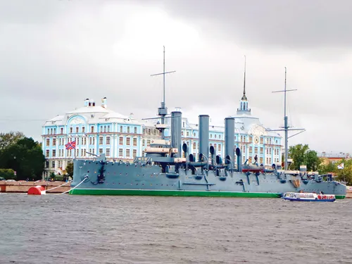 Nhà thờ - pháo đài Petro-Pavlov, công trình đầu tiên được xây dựng bên dòng Neva. Một tuyệt tác tranh ghép kính tại lâu đài cổ. Ngọn hải đăng cổ kính nhìn ra biển Baltic. Chật ních du khách tham quan Viện bảo tàng. Một góc cố đô xưa. Bảo tàng Chiến hạm Rạng Đông - con tàu đã nổ phát súng kết liễu chế độ Sa hoàng. Hàng lưu niệm Nga tại điểm tham quan. Tượng tướng Kutudov - người chiến thắng quân xâm lược Napoléon. Mái vòm nhà thờ Thánh Isaac mạ 100kg vàng nguyên chất. Hoàng hôn trên phố cổ. Nhà thờ - pháo đài Petro-Pavlov, công trình đầu tiên được xây dựng bên dòng Neva. Một tuyệt tác tranh ghép kính tại lâu đài cổ. Ngọn hải đăng cổ kính nhìn ra biển Baltic. Chật ních du khách tham quan Viện bảo tàng. Một góc cố đô xưa. Bảo tàng Chiến hạm Rạng Đông - con tàu đã nổ phát súng kết liễu chế độ Sa hoàng. Hàng lưu niệm Nga tại điểm tham quan. Tượng tướng Kutudov - người chiến thắng quân xâm lược Napoléon. Mái vòm nhà thờ Thánh Isaac mạ 100kg vàng nguyên chất. Hoàng hôn trên phố cổ.