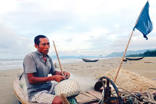 Bãi biển tuyệt đẹp của Hà Tĩnh gần khu vực đèo Ngang giáp ranh với tỉnh Quảng Bình cũng không một bóng khách du lịch. Người buôn bán cá ở bãi Cảnh Dương, xã Cảnh Dương, huyện Bố Trạch, Quảng Bình. Ngư dân, người buôn bán cá ở bãi Cảnh Dương, xã Cảnh Dương, huyện Bố Trạch, Quảng Bình vẫn hoạt động nhưng lượng giao dịch chỉ bằng con số lẻ so trước đây. Ông Nguyễn Văn Thoành ngư dân đánh lộng khu biển Kỳ Ninh - Hà Tĩnh tâm sự: "Đánh cá bây giờ buồn lắm, biển ô nhiễm người dân không dám ăn cá.” Cảng cá Cửa Sót (huyện Kỳ Anh - tỉnh Hà Tĩnh) vẫn hoạt động nhưng ghe thuyền về cảng ngày càng đìu hiu. Cả nhà chị vẫn ra khơi lưới cá nhưng có đêm đi về chỉ được một con mực bằng bàn tay nấu nồi nước chan mì tôm. Bãi biển tuyệt đẹp của Hà Tĩnh gần khu vực đèo Ngang giáp ranh với tỉnh Quảng Bình cũng không một bóng khách du lịch. Người buôn bán cá ở bãi Cảnh Dương, xã Cảnh Dương, huyện Bố Trạch, Quảng Bình. Ngư dân, người buôn bán cá ở bãi Cảnh Dương, xã Cảnh Dương, huyện Bố Trạch, Quảng Bình vẫn hoạt động nhưng lượng giao dịch chỉ bằng con số lẻ so trước đây. Ông Nguyễn Văn Thoành ngư dân đánh lộng khu biển Kỳ Ninh - Hà Tĩnh tâm sự: "Đánh cá bây giờ buồn lắm, biển ô nhiễm người dân không dám ăn cá.” Cảng cá Cửa Sót (huyện Kỳ Anh - tỉnh Hà Tĩnh) vẫn hoạt động nhưng ghe thuyền về cảng ngày càng đìu hiu. Cả nhà chị vẫn ra khơi lưới cá nhưng có đêm đi về chỉ được một con mực bằng bàn tay nấu nồi nước chan mì tôm.