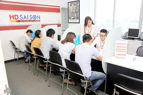 Nhân viên HD SAISON tư vấn cho khách hàng. Nhân viên HD SAISON tư vấn cho khách hàng.