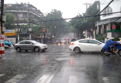 Mưa vừa đủ vất vả khi đi lại lúc 6g05 sáng 3-10 ở một giao lộ quận Tân Bình, TP.HCM. Mưa vừa đủ vất vả khi đi lại lúc 6g05 sáng 3-10 ở một giao lộ quận Tân Bình, TP.HCM.