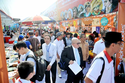 Hội sách khai mạc không vào ngày nghỉ cuối tuần nhưng vẫn thu hút rất đông độc giả Phó Chủ tịch Hội sách quốc tế Frankfurt cảm nhận sách của Việt Nam khá phong phú, các ấn phẩm trình bày rất đẹp Độc giả ủng hộ Quỹ Sách hóa nông thôn Việt Nam Sách là nguồn tiếp cận tri thức, thông tin cho mọi lứa tuổi Các đại biểu cắt băng khai mạc Hội Sách Hà Nội 2016 Thứ trưởng Bộ TT&TT Hoàng Vĩnh Bảo và Chủ tịch UBND Hà Nội Nguyễn Đức Chung thăm gian hàng sách