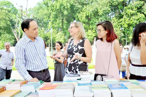 Hội sách khai mạc không vào ngày nghỉ cuối tuần nhưng vẫn thu hút rất đông độc giả Phó Chủ tịch Hội sách quốc tế Frankfurt cảm nhận sách của Việt Nam khá phong phú, các ấn phẩm trình bày rất đẹp Độc giả ủng hộ Quỹ Sách hóa nông thôn Việt Nam Sách là nguồn tiếp cận tri thức, thông tin cho mọi lứa tuổi Các đại biểu cắt băng khai mạc Hội Sách Hà Nội 2016 Thứ trưởng Bộ TT&TT Hoàng Vĩnh Bảo và Chủ tịch UBND Hà Nội Nguyễn Đức Chung thăm gian hàng sách
