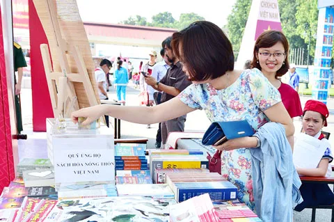 Hội sách khai mạc không vào ngày nghỉ cuối tuần nhưng vẫn thu hút rất đông độc giả Phó Chủ tịch Hội sách quốc tế Frankfurt cảm nhận sách của Việt Nam khá phong phú, các ấn phẩm trình bày rất đẹp Độc giả ủng hộ Quỹ Sách hóa nông thôn Việt Nam Sách là nguồn tiếp cận tri thức, thông tin cho mọi lứa tuổi Các đại biểu cắt băng khai mạc Hội Sách Hà Nội 2016 Thứ trưởng Bộ TT&TT Hoàng Vĩnh Bảo và Chủ tịch UBND Hà Nội Nguyễn Đức Chung thăm gian hàng sách