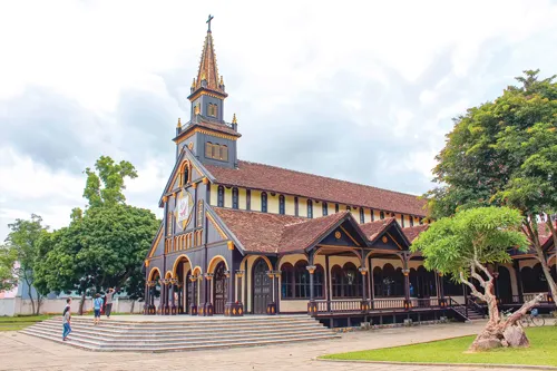 Nhà thờ gỗ Kon Tum hơn 100 tuổi. Nhà thờ gỗ Kon Tum hơn 100 tuổi.