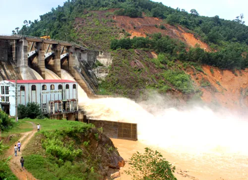 Sáng 17-10, nhà máy thủy điện Hố Hô vẫn tiếp tục xả lũ mặc dù mực nước lũ ở vùng hạ du vẫn còn cao. Sáng 17-10, nhà máy thủy điện Hố Hô vẫn tiếp tục xả lũ mặc dù mực nước lũ ở vùng hạ du vẫn còn cao.