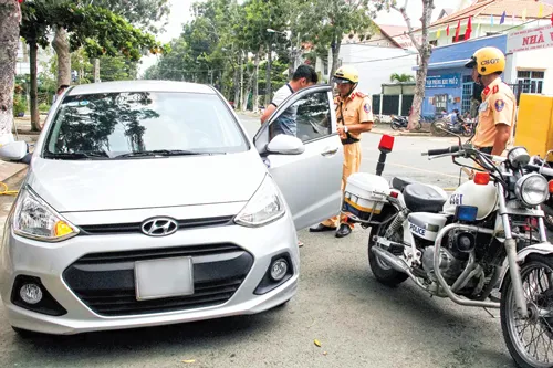 Lực lượng chức năng TPHCM xử lý các xe hợp đồng dưới 9 chỗ hoạt động trái quy định. Ảnh: M. TUẤN Lực lượng chức năng TPHCM xử lý các xe hợp đồng dưới 9 chỗ hoạt động trái quy định. Ảnh: M. TUẤN