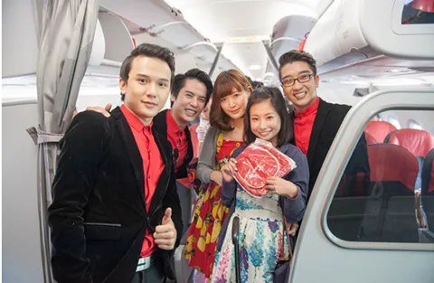 Các “soái ca” điển trai khiến phái đẹp nức lòng… bởi nhiều quà tặng hấp dẫn Các nữ hành khách rất hạnh phúc khi được nhận quà từ Vietjet. Nhóm Ayor cùng các tiếp viên xinh đẹp, thân thiện của Vietjet cũng mang đến phần tham gia rút thăm may mắn thú vị trên tàu bay Các “soái ca” điển trai khiến phái đẹp nức lòng… bởi nhiều quà tặng hấp dẫn Các nữ hành khách rất hạnh phúc khi được nhận quà từ Vietjet. Nhóm Ayor cùng các tiếp viên xinh đẹp, thân thiện của Vietjet cũng mang đến phần tham gia rút thăm may mắn thú vị trên tàu bay