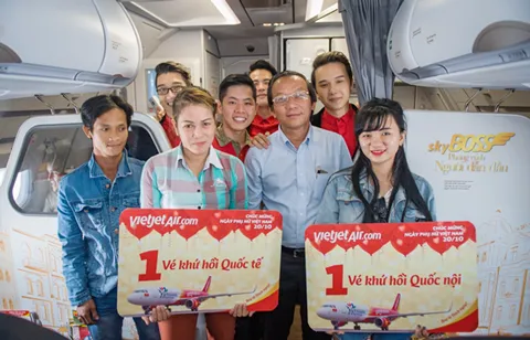 Các “soái ca” điển trai khiến phái đẹp nức lòng… bởi nhiều quà tặng hấp dẫn Các nữ hành khách rất hạnh phúc khi được nhận quà từ Vietjet. Nhóm Ayor cùng các tiếp viên xinh đẹp, thân thiện của Vietjet cũng mang đến phần tham gia rút thăm may mắn thú vị trên tàu bay Các “soái ca” điển trai khiến phái đẹp nức lòng… bởi nhiều quà tặng hấp dẫn Các nữ hành khách rất hạnh phúc khi được nhận quà từ Vietjet. Nhóm Ayor cùng các tiếp viên xinh đẹp, thân thiện của Vietjet cũng mang đến phần tham gia rút thăm may mắn thú vị trên tàu bay