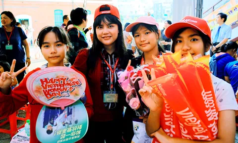 Ngài Phạm Cao Phong đánh giá cao Vietjet trong việc mang đến những dịch vụ tốt nhất và các hoạt động ý nghĩa cho hành khách và cộng đồng. Các hoạt động mừng ngày Phụ nữ Việt Nam cũng diễn ra tưng bừng tại Đài Nam (Đài Loan) như biểu diễn nghệ thuật, nhận quà tặng, scan QR code nhận vé máy bay với giá hấp dẫn: Với dịch vụ vượt trội, hạng vé đa dạng, giá vé tiết kiệm, Vietjet luôn mang đến cho hành khách trải nghiệm bay trên tàu bay mới, ghế da êm ái, thức ăn nóng ngon miệng, tiếp viên xinh đẹp, thân thiện và những dịch vụ tiện ích công thêm thú vị. Ngài Phạm Cao Phong đánh giá cao Vietjet trong việc mang đến những dịch vụ tốt nhất và các hoạt động ý nghĩa cho hành khách và cộng đồng. Các hoạt động mừng ngày Phụ nữ Việt Nam cũng diễn ra tưng bừng tại Đài Nam (Đài Loan) như biểu diễn nghệ thuật, nhận quà tặng, scan QR code nhận vé máy bay với giá hấp dẫn: Với dịch vụ vượt trội, hạng vé đa dạng, giá vé tiết kiệm, Vietjet luôn mang đến cho hành khách trải nghiệm bay trên tàu bay mới, ghế da êm ái, thức ăn nóng ngon miệng, tiếp viên xinh đẹp, thân thiện và những dịch vụ tiện ích công thêm thú vị.