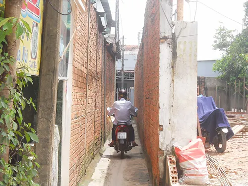 Nhiều khu nhà trọ tại Bình Dương có lối ra vào chỉ vừa 1 người đi. Nhiều khu nhà trọ tại Bình Dương có lối ra vào chỉ vừa 1 người đi.