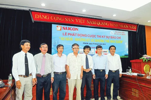 Nhà văn Lê Văn Thảo (giữa), luôn nhiệt tình tham gia các hoạt động và sự kiện của Báo SGGP tổ chức. Trong ảnh: Thành viên Ban giám khảo cuộc thi ký sự báo chí: "40 năm - Những ký ức không thể nào quên" ra mắt bạn đọc.