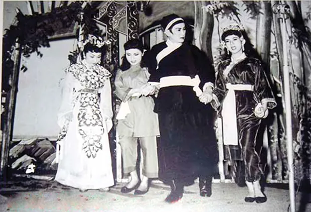 Một cảnh trong vở Ánh nắng chiều xưa của các nghệ sĩ Kim Cúc, Út Bạch Lan, Năm Nghĩa và Thanh Nga. Một cảnh trong vở Ánh nắng chiều xưa của các nghệ sĩ Kim Cúc, Út Bạch Lan, Năm Nghĩa và Thanh Nga.