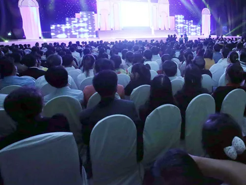 Hàng ngàn người tham dự hội thảo do một công ty bán hàng đa cấp tổ chức tại TP.HCM.