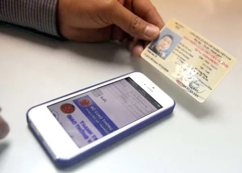 Người dân chỉ phải đổi giấy phép lái xe bìa giấy sang thẻ PET khi hết hạn. Người dân chỉ phải đổi giấy phép lái xe bìa giấy sang thẻ PET khi hết hạn.