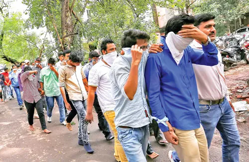 Cảnh sát áp giải các nghi phạm lừa đảo ra một phiên tòa ở TP Thane, ngoại ô Mumbai, Ấn Độ, ngày 6-10-2016.