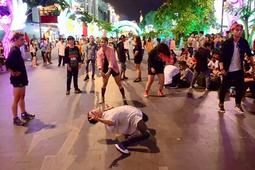 Các nhóm nghệ thuật đường phố biểu diễn ở phố đi bộ Nguyễn Huệ từng thu hút nhiều người xem.