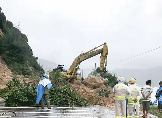 Dọn dẹp đất đá tại điểm bị sạt lở.