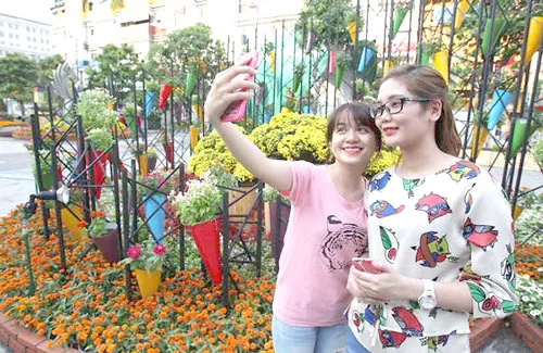 Đường hoa Nguyễn Huệ thu hút sự quan tâm của du khách. Đường hoa Nguyễn Huệ thu hút sự quan tâm của du khách.