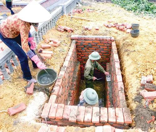 Một cô bé cắt tỉa, nhổ cỏ ở các phần mộ được thuê. Có đến 4-5 phụ nữ cùng giành nhận việc lau chùi một ngôi mộ. Nhiều nông dân bỏ ruộng đi chẻ đá ong xây mộ. Những người thợ xây chính ở Công viên nghĩa trang Vĩnh Hằng có mức công cao nhất 300.000-400.000 đồng/ngày. Công việc ốp đá trong điều kiện bụi bẩn, nhưng thu nhập ở mức trung bình 200.000 đồng/ngày. Một đôi vợ chồng làm các việc vặt như vác gạch, bê nước, nhào vữa… rất vất vả. Một cô bé cắt tỉa, nhổ cỏ ở các phần mộ được thuê. Có đến 4-5 phụ nữ cùng giành nhận việc lau chùi một ngôi mộ. Nhiều nông dân bỏ ruộng đi chẻ đá ong xây mộ. Những người thợ xây chính ở Công viên nghĩa trang Vĩnh Hằng có mức công cao nhất 300.000-400.000 đồng/ngày. Công việc ốp đá trong điều kiện bụi bẩn, nhưng thu nhập ở mức trung bình 200.000 đồng/ngày. Một đôi vợ chồng làm các việc vặt như vác gạch, bê nước, nhào vữa… rất vất vả.