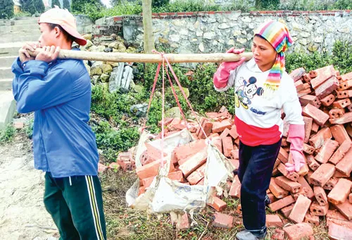 Một cô bé cắt tỉa, nhổ cỏ ở các phần mộ được thuê. Có đến 4-5 phụ nữ cùng giành nhận việc lau chùi một ngôi mộ. Nhiều nông dân bỏ ruộng đi chẻ đá ong xây mộ. Những người thợ xây chính ở Công viên nghĩa trang Vĩnh Hằng có mức công cao nhất 300.000-400.000 đồng/ngày. Công việc ốp đá trong điều kiện bụi bẩn, nhưng thu nhập ở mức trung bình 200.000 đồng/ngày. Một đôi vợ chồng làm các việc vặt như vác gạch, bê nước, nhào vữa… rất vất vả. Một cô bé cắt tỉa, nhổ cỏ ở các phần mộ được thuê. Có đến 4-5 phụ nữ cùng giành nhận việc lau chùi một ngôi mộ. Nhiều nông dân bỏ ruộng đi chẻ đá ong xây mộ. Những người thợ xây chính ở Công viên nghĩa trang Vĩnh Hằng có mức công cao nhất 300.000-400.000 đồng/ngày. Công việc ốp đá trong điều kiện bụi bẩn, nhưng thu nhập ở mức trung bình 200.000 đồng/ngày. Một đôi vợ chồng làm các việc vặt như vác gạch, bê nước, nhào vữa… rất vất vả.