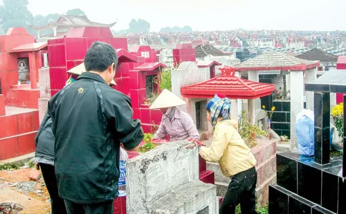 Một cô bé cắt tỉa, nhổ cỏ ở các phần mộ được thuê. Có đến 4-5 phụ nữ cùng giành nhận việc lau chùi một ngôi mộ. Nhiều nông dân bỏ ruộng đi chẻ đá ong xây mộ. Những người thợ xây chính ở Công viên nghĩa trang Vĩnh Hằng có mức công cao nhất 300.000-400.000 đồng/ngày. Công việc ốp đá trong điều kiện bụi bẩn, nhưng thu nhập ở mức trung bình 200.000 đồng/ngày. Một đôi vợ chồng làm các việc vặt như vác gạch, bê nước, nhào vữa… rất vất vả. Một cô bé cắt tỉa, nhổ cỏ ở các phần mộ được thuê. Có đến 4-5 phụ nữ cùng giành nhận việc lau chùi một ngôi mộ. Nhiều nông dân bỏ ruộng đi chẻ đá ong xây mộ. Những người thợ xây chính ở Công viên nghĩa trang Vĩnh Hằng có mức công cao nhất 300.000-400.000 đồng/ngày. Công việc ốp đá trong điều kiện bụi bẩn, nhưng thu nhập ở mức trung bình 200.000 đồng/ngày. Một đôi vợ chồng làm các việc vặt như vác gạch, bê nước, nhào vữa… rất vất vả.