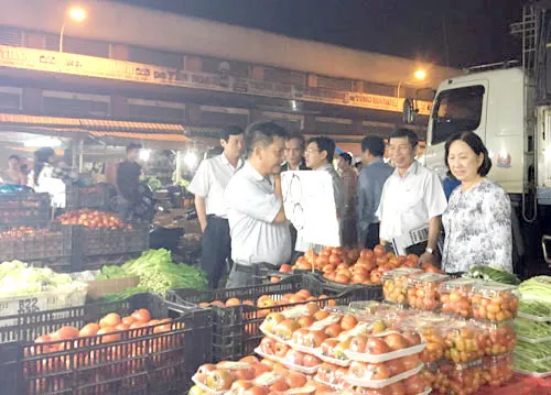 Thành viên đoàn khảo sát tìm hiểu giá cả các loại rau tại chợ. Thành viên đoàn khảo sát tìm hiểu giá cả các loại rau tại chợ.