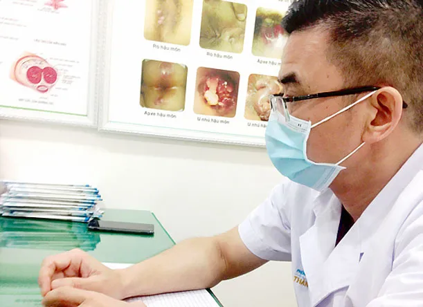 Bác sĩ người Đài Loan khám bệnh cho anh T. Bác sĩ người Đài Loan khám bệnh cho anh T.