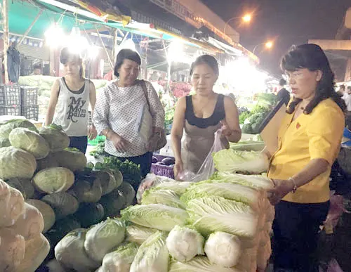 Đồng chí Trương Thị Ánh cùng đoàn khảo sát chợ đầu mối Hóc Môn. Đồng chí Trương Thị Ánh cùng đoàn khảo sát chợ đầu mối Hóc Môn.