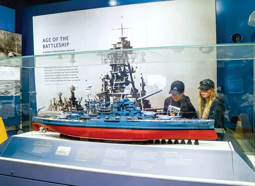 Các tàu quân sự neo đậu ở Trân Châu Cảng. Khôi phục một chiến đấu cơ Hoa Kỳ trong Thế chiến II. Các loại thủy lôi hải quân Hoa Kỳ trong Thế chiến II. Du khách và thân nhân binh sĩ tử nạn viếng thăm Khu Tưởng niệm. Du khách tham quan Khu trưng bày vũ khí phòng không. Du khách tham quan hiện vật trưng bày tàu lặn U.S.S. Bowfin. Khí tài kỹ thuật bên trong một chiếc tàu ngầm. Binh sĩ Hoa Kỳ đồn trú ở Trân Châu Cảng. Phục hồi chiếc tàu chiến bị Nhật Bản đánh chìm. Vũ khí bí mật của Nhật Bản trong cuộc chiến tại Trân Châu Cảng.