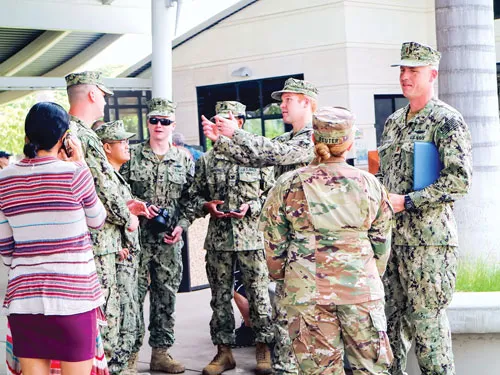 Các tàu quân sự neo đậu ở Trân Châu Cảng. Khôi phục một chiến đấu cơ Hoa Kỳ trong Thế chiến II. Các loại thủy lôi hải quân Hoa Kỳ trong Thế chiến II. Du khách và thân nhân binh sĩ tử nạn viếng thăm Khu Tưởng niệm. Du khách tham quan Khu trưng bày vũ khí phòng không. Du khách tham quan hiện vật trưng bày tàu lặn U.S.S. Bowfin. Khí tài kỹ thuật bên trong một chiếc tàu ngầm. Binh sĩ Hoa Kỳ đồn trú ở Trân Châu Cảng. Phục hồi chiếc tàu chiến bị Nhật Bản đánh chìm. Vũ khí bí mật của Nhật Bản trong cuộc chiến tại Trân Châu Cảng.