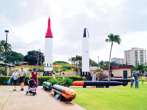 Các tàu quân sự neo đậu ở Trân Châu Cảng. Khôi phục một chiến đấu cơ Hoa Kỳ trong Thế chiến II. Các loại thủy lôi hải quân Hoa Kỳ trong Thế chiến II. Du khách và thân nhân binh sĩ tử nạn viếng thăm Khu Tưởng niệm. Du khách tham quan Khu trưng bày vũ khí phòng không. Du khách tham quan hiện vật trưng bày tàu lặn U.S.S. Bowfin. Khí tài kỹ thuật bên trong một chiếc tàu ngầm. Binh sĩ Hoa Kỳ đồn trú ở Trân Châu Cảng. Phục hồi chiếc tàu chiến bị Nhật Bản đánh chìm. Vũ khí bí mật của Nhật Bản trong cuộc chiến tại Trân Châu Cảng.