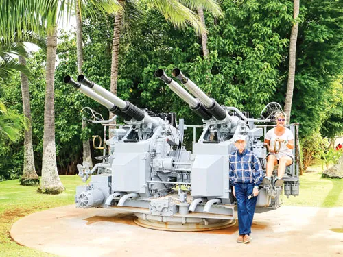 Các tàu quân sự neo đậu ở Trân Châu Cảng. Khôi phục một chiến đấu cơ Hoa Kỳ trong Thế chiến II. Các loại thủy lôi hải quân Hoa Kỳ trong Thế chiến II. Du khách và thân nhân binh sĩ tử nạn viếng thăm Khu Tưởng niệm. Du khách tham quan Khu trưng bày vũ khí phòng không. Du khách tham quan hiện vật trưng bày tàu lặn U.S.S. Bowfin. Khí tài kỹ thuật bên trong một chiếc tàu ngầm. Binh sĩ Hoa Kỳ đồn trú ở Trân Châu Cảng. Phục hồi chiếc tàu chiến bị Nhật Bản đánh chìm. Vũ khí bí mật của Nhật Bản trong cuộc chiến tại Trân Châu Cảng.