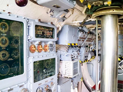 Các tàu quân sự neo đậu ở Trân Châu Cảng. Khôi phục một chiến đấu cơ Hoa Kỳ trong Thế chiến II. Các loại thủy lôi hải quân Hoa Kỳ trong Thế chiến II. Du khách và thân nhân binh sĩ tử nạn viếng thăm Khu Tưởng niệm. Du khách tham quan Khu trưng bày vũ khí phòng không. Du khách tham quan hiện vật trưng bày tàu lặn U.S.S. Bowfin. Khí tài kỹ thuật bên trong một chiếc tàu ngầm. Binh sĩ Hoa Kỳ đồn trú ở Trân Châu Cảng. Phục hồi chiếc tàu chiến bị Nhật Bản đánh chìm. Vũ khí bí mật của Nhật Bản trong cuộc chiến tại Trân Châu Cảng.