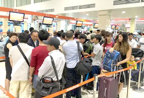 Từ nay đến Tết Nguyên đán, lượng hành khách đi bằng máy bay ở các đường bay trong nước đều rất đông.