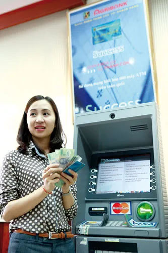 Thế mạnh Agribank trong lĩnh vực khai thác thẻ là có mạng lưới rộng khắp trên cả nước. Ảnh: LÃ ANH Thế mạnh Agribank trong lĩnh vực khai thác thẻ là có mạng lưới rộng khắp trên cả nước. Ảnh: LÃ ANH
