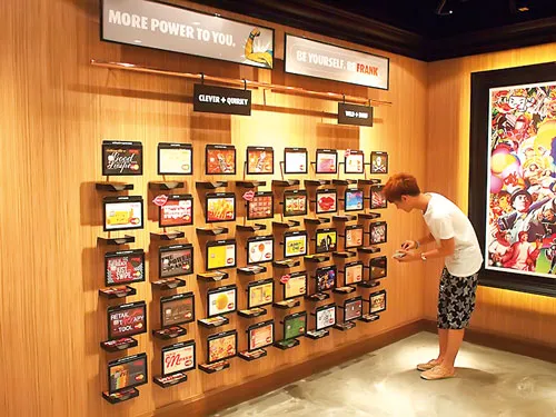 Trình bày thiết kế thương hiệu sản phẩm đầy màu sắc của Frank OCBC. Trình bày thiết kế thương hiệu sản phẩm đầy màu sắc của Frank OCBC.