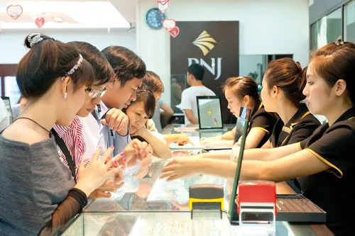 Khách hàng mua vàng ngày Thần tài - mùng 10 tháng Giêng năm Quý Tỵ tại PNJ. Ảnh: LONG THANH