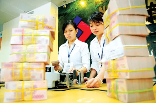 Một trong những nội dung trọng điểm của tái cơ cấu ngành ngân hàng là xử lý lượng nợ xấu đang có dấu hiệu gia tăng. Ảnh: LÃ ANH Một trong những nội dung trọng điểm của tái cơ cấu ngành ngân hàng là xử lý lượng nợ xấu đang có dấu hiệu gia tăng. Ảnh: LÃ ANH