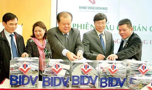 Thông tin BIDV sẽ hoãn niêm yết đến quý III-2012 khiến NĐT thất vọng. Thông tin BIDV sẽ hoãn niêm yết đến quý III-2012 khiến NĐT thất vọng.