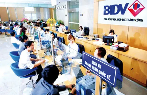 Khách hàng giao dịch tại BIDV.