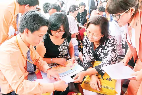 Khách hàng đăng ký mua nền dự án BenCat Center Point.