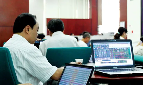 NĐT bị nhiễu thông tin do tình hình vi phạm của các doanh nghiệp niêm yết gia tăng. Ảnh: LÃ ANH