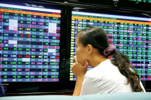 NĐT băn khoăn trên sàn VND. Ảnh: LÃ ANH NĐT băn khoăn trên sàn VND. Ảnh: LÃ ANH