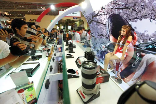 Các DN chuyên nghiệp luôn mạnh tay chi hoạt động truyền thông, tiếp thị. Ảnh: LÃ ANH Các DN chuyên nghiệp luôn mạnh tay chi hoạt động truyền thông, tiếp thị. Ảnh: LÃ ANH