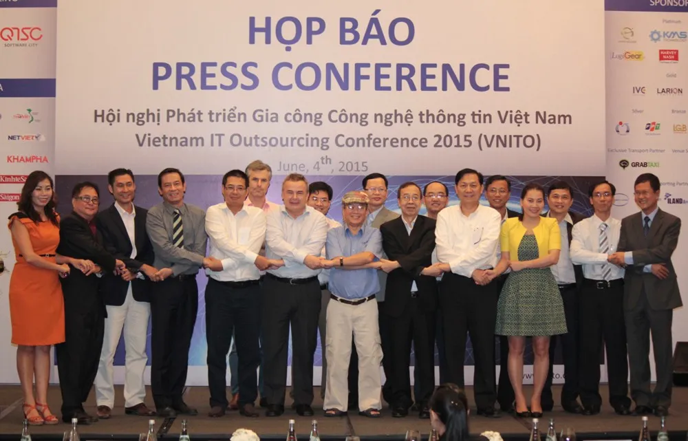 Đại diện Ban cố vấn, ban tổ chức VNITO ra mắt buổi lễ. Đại diện Ban cố vấn, ban tổ chức VNITO ra mắt buổi lễ.