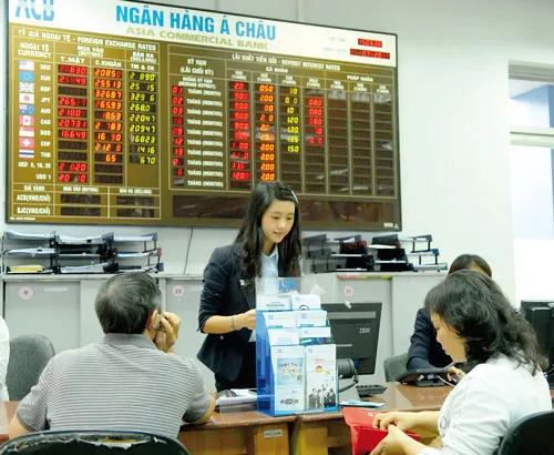 Khách hàng vay tiêu dùng tại ACB. Ảnh: CAO THĂNG Khách hàng vay tiêu dùng tại ACB. Ảnh: CAO THĂNG
